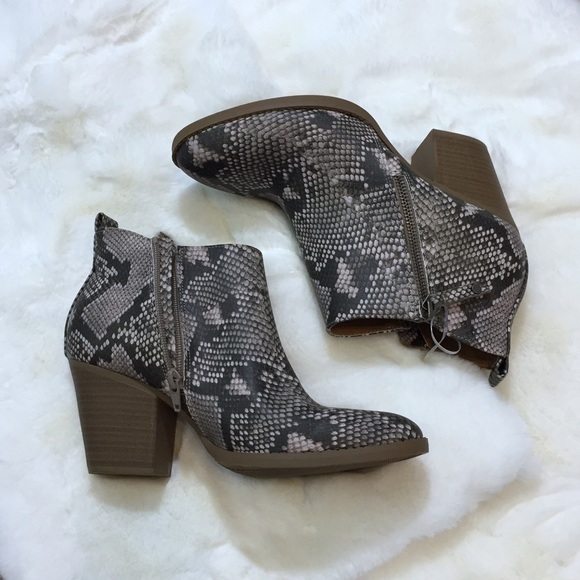 Nwot Universal Thread Gray Python Snakeskin Boots